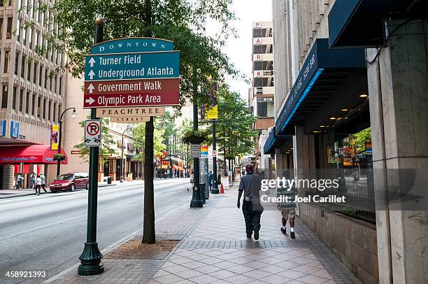 der innenstadt von atlanta im peachtree street - peachtree street stock-fotos und bilder