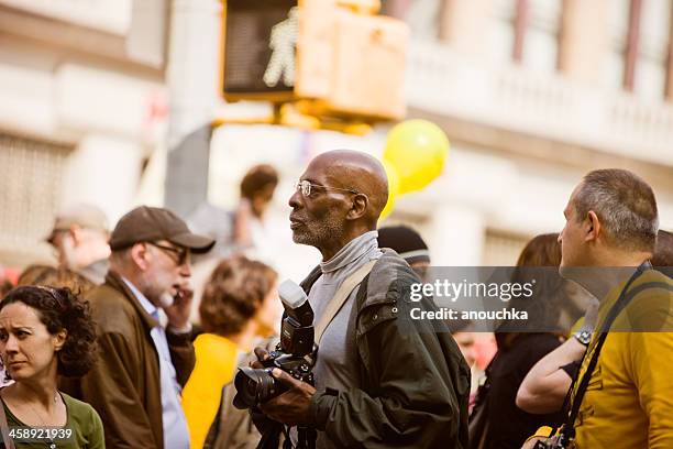 fotograf in einer menschenmenge von demonstranten, new york - new york press event stock-fotos und bilder