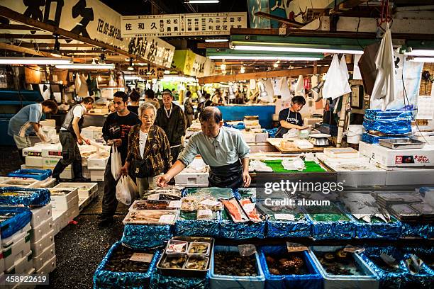 mercato del pesce di tsukiji a tokyo giappone - pescivendolo foto e immagini stock