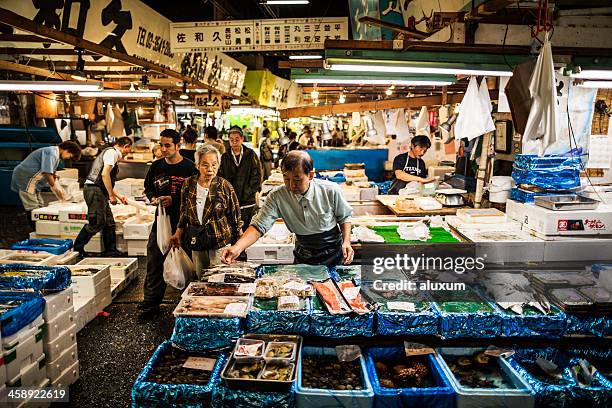 tsukiji fish market in tokyo japan - tsukiji vismarkt stockfoto's en -beelden