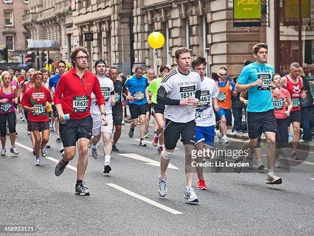 corredores participar de uma grande corrida escocesa de 2012 - meia maratona - fotografias e filmes do acervo