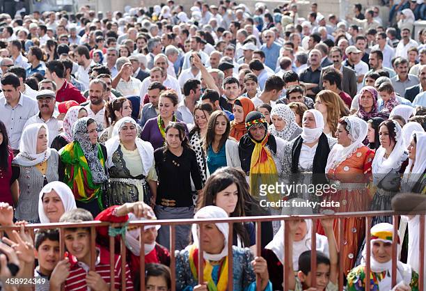 kurdischer abstammung frau in traditioneller kleidung tanz (halay) - turkey middle east stock-fotos und bilder