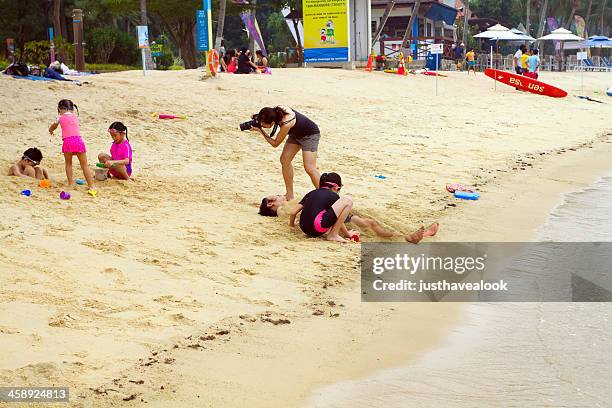 familien am strand auf der insel sentosa - sentosa island stock-fotos und bilder