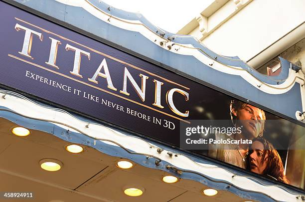 anzeigetafel für kino oder theater mit titanic 3d film poster - mann village theatre stock-fotos und bilder