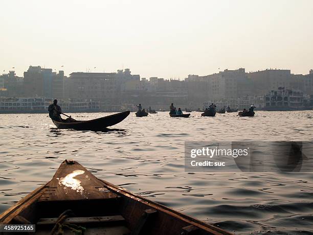 river verschmutzung in bangladesch - dhaka stock-fotos und bilder