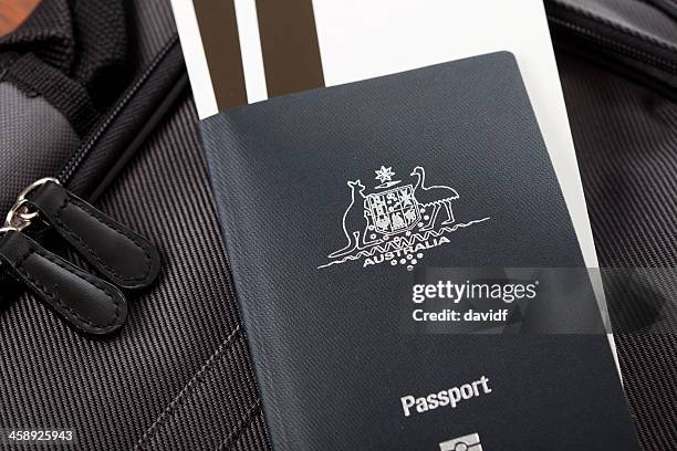 オーストラリアのパスポートには、バッグや搭乗券 - australia passport ストックフォトと画像