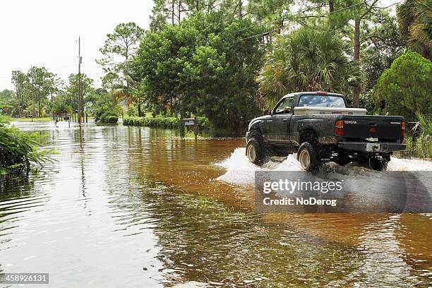 トラックにあふれる road - tropical storm isaac ストックフォトと画像