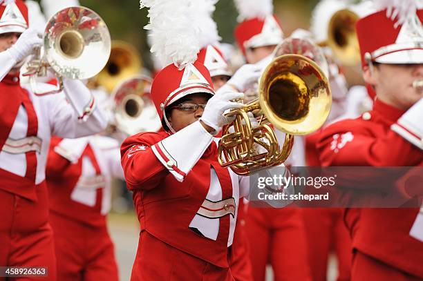 instrumento de metal reproductor de ua millones de dólares en banda - banda de marcha fotografías e imágenes de stock