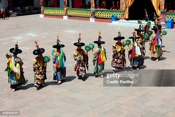 buddhist traditional dancers in rumtek monastery sikkim - tibetansk buddhism bildbanksfoton och bilder