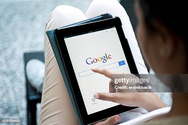 google auf dem ipad 2 - tablet 3d stock-fotos und bilder