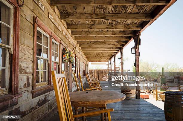 saloon entrée de ville fantôme de calico-californie - western saloon photos et images de collection