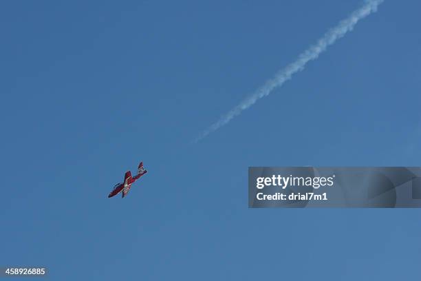 snowbird und mondpyramide - canadian forces snowbirds stock-fotos und bilder