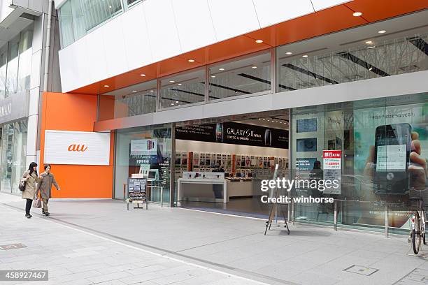 au by kddi showroom in japan - kddi stockfoto's en -beelden