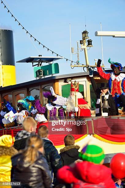 sinterklaas arriving - sinterklaas stockfoto's en -beelden
