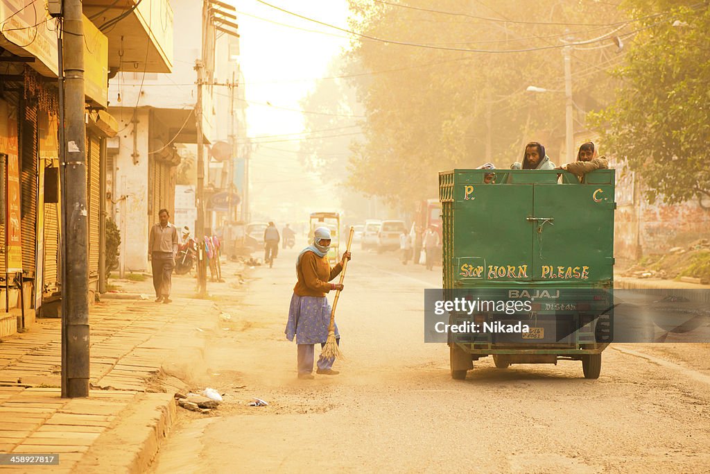 Reinigung der Straße in Indien
