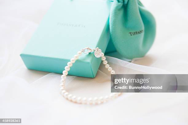 bridal pearl bracelet by tiffany&amp; co. - tiffany's manhattan stockfoto's en -beelden