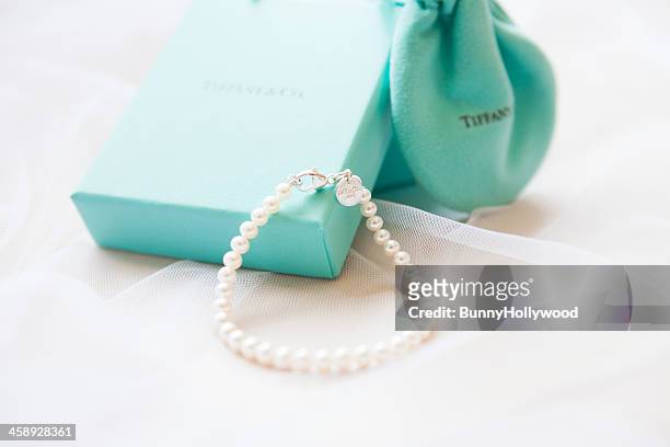 noiva pearl pulseira por & tiffany co. - pearl jewelry - fotografias e filmes do acervo