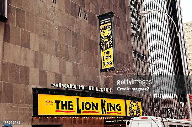 lion king-size-bett auf den broadway - broadway theater exteriors and landmarks stock-fotos und bilder