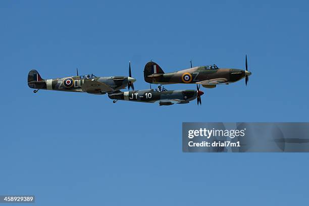 vintage planes in flight - hawker hurricane 個照片及圖片檔