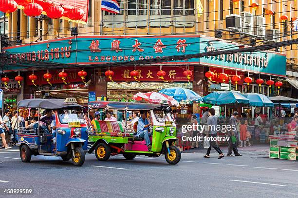 chinatown street leben in bangkok - tuk tuk stock-fotos und bilder