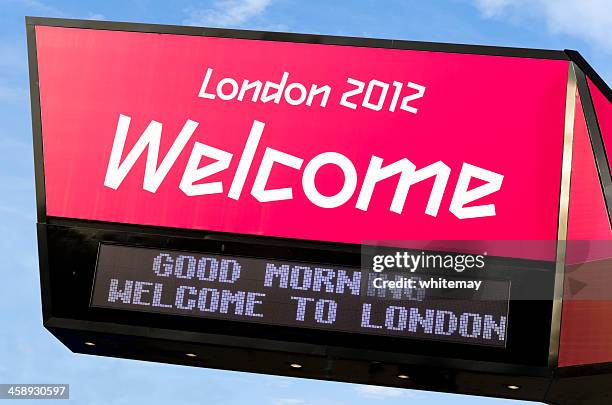willkommen in london 2012-schild - london 2012 uk landmarks stock-fotos und bilder