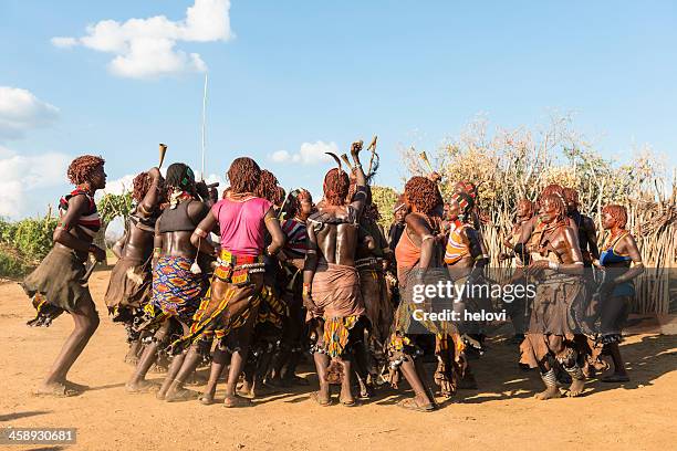 bull jumping ceremony - african tribal culture 個照片及圖片檔