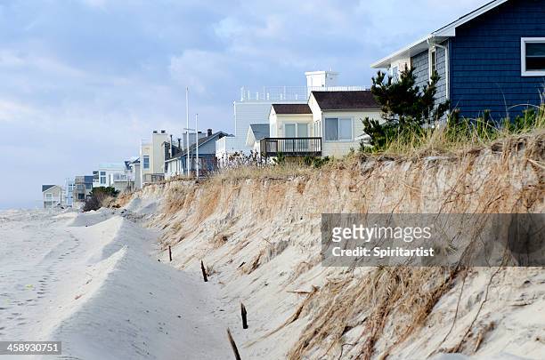 playa de erosión y duna destrucciones provocadas por el huracán sandy - cerca de fotografías e imágenes de stock