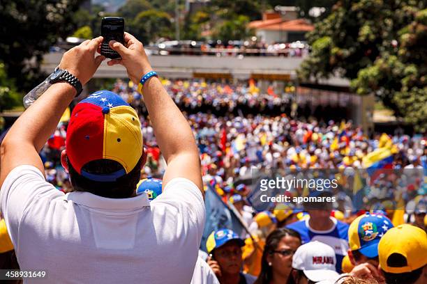 supporters of venezuelan presidential candidate enrique capriles radonski in parade - venezuela protest stockfoto's en -beelden