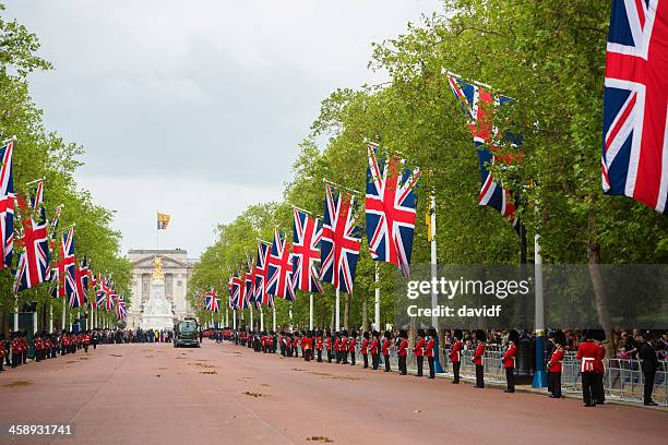 view down the mall to buckingham palace - buckingham palace stock pictures, royalty-free photos & images