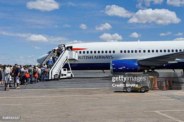 die sich an bord des flugzeugs in victoria falls town flughafen, simbabwe - boarding plane stock-fotos und bilder