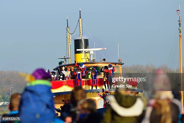 sinterklaas ankunft - kind sinterklaas stock-fotos und bilder