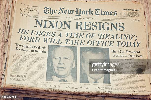 newspaper front page showing resignation of nixon - watergate gebouwen stockfoto's en -beelden