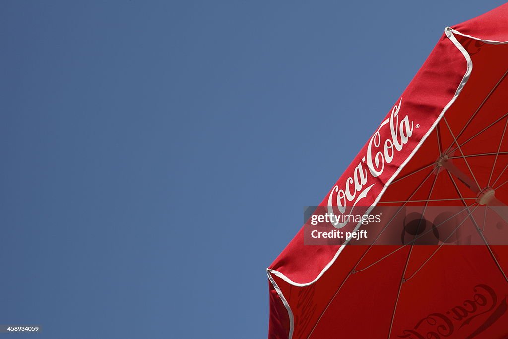 Coca-Cola guarda-chuva e guarda-sol no céu azul