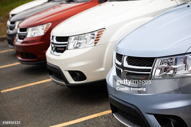 dodge viaje vehículos en una fila en salón de coches - dodge dealership fotografías e imágenes de stock