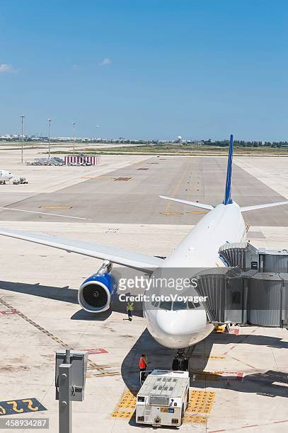 jet avión de pasajeros que se carguen al equipo terrestre - aeropuerto internacional de barcelona el prat fotografías e imágenes de stock