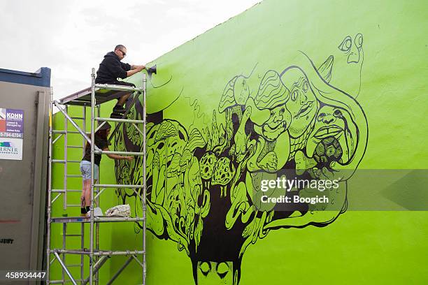 urban wynwood miami green mural street art grafitti painting - art basel stockfoto's en -beelden