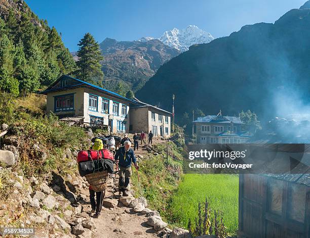 himalayas porters and mountaineers on everest trail nepal - nepal village stock pictures, royalty-free photos & images