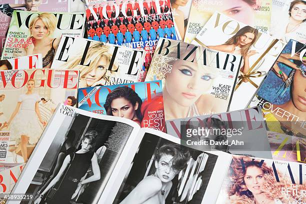 mode-zeitschriften - fashion magazine cover stock-fotos und bilder