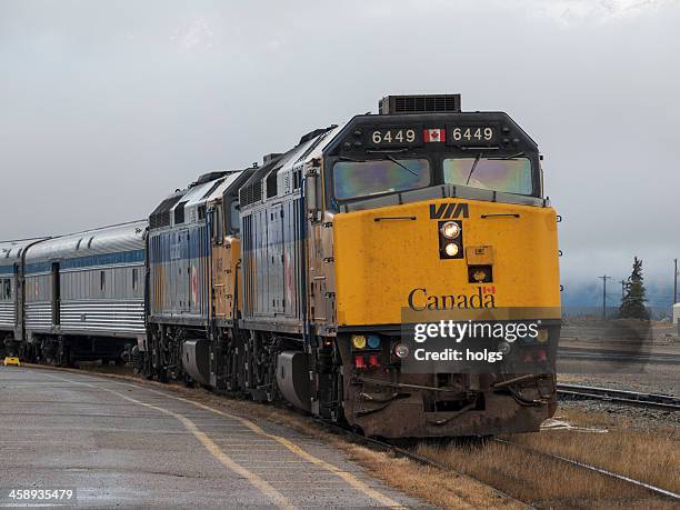 via rail train is stopped at a station in banff - via 個照片及圖片檔