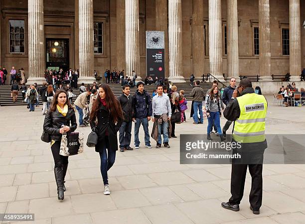 british museum in london - security in london stockfoto's en -beelden