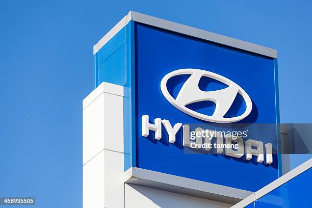 hyundai sign at car dealership - hyundai stockfoto's en -beelden