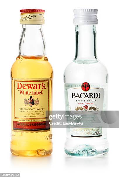 miniatur-alkohol flaschen - rum stock-fotos und bilder