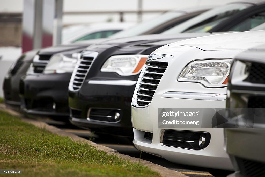 Dodge y Chrysler vehículos en una fila en salón de coches