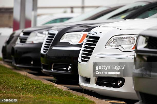 dodge y chrysler vehículos en una fila en salón de coches - dodge dealership fotografías e imágenes de stock