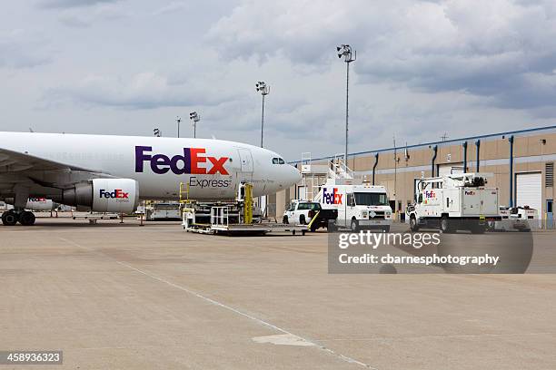 fedex express global airfreight - federal express bildbanksfoton och bilder