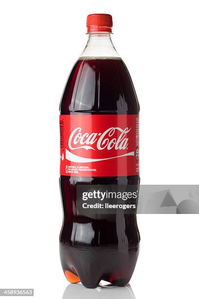 coca-cola de la bouteille isolé sur fond blanc - cola bottle photos et images de collection