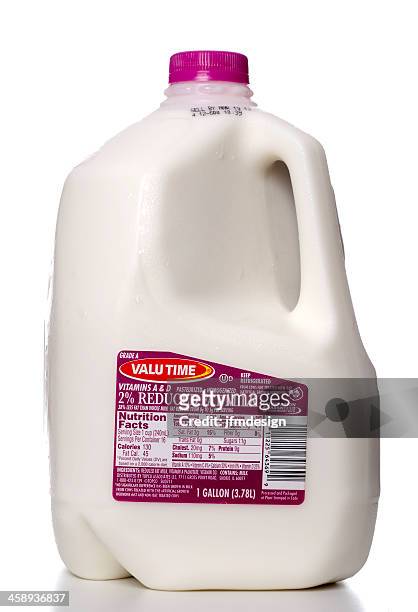 valu tiempo marca una litros de leche - gallon fotografías e imágenes de stock