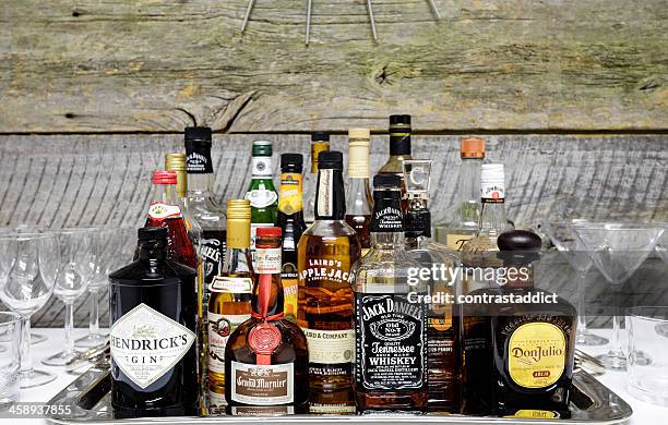 alkohol mit brille. - spirituosen stock-fotos und bilder