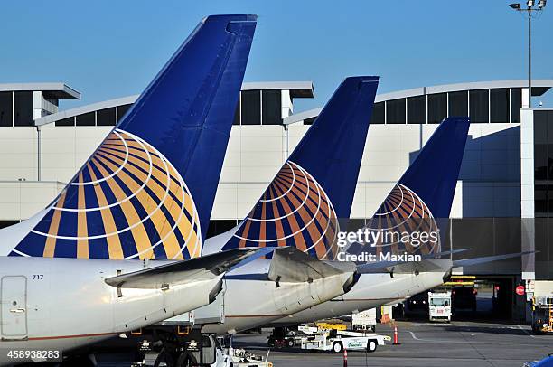 united airlines tails - united airlines plane stock pictures, royalty-free photos & images