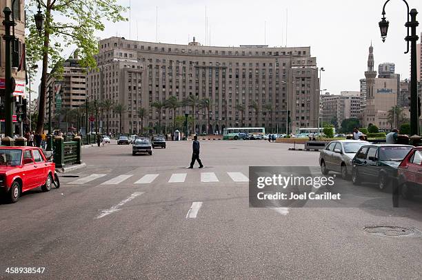 tahrir square and the mugamma in cairo, egypt - tahrir square cairo 個照片及圖片檔